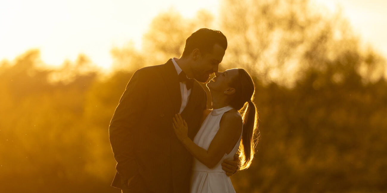 Brautpaar im Gegenlicht bei Sonnenuntergang, Hochzeit Köln Bonn