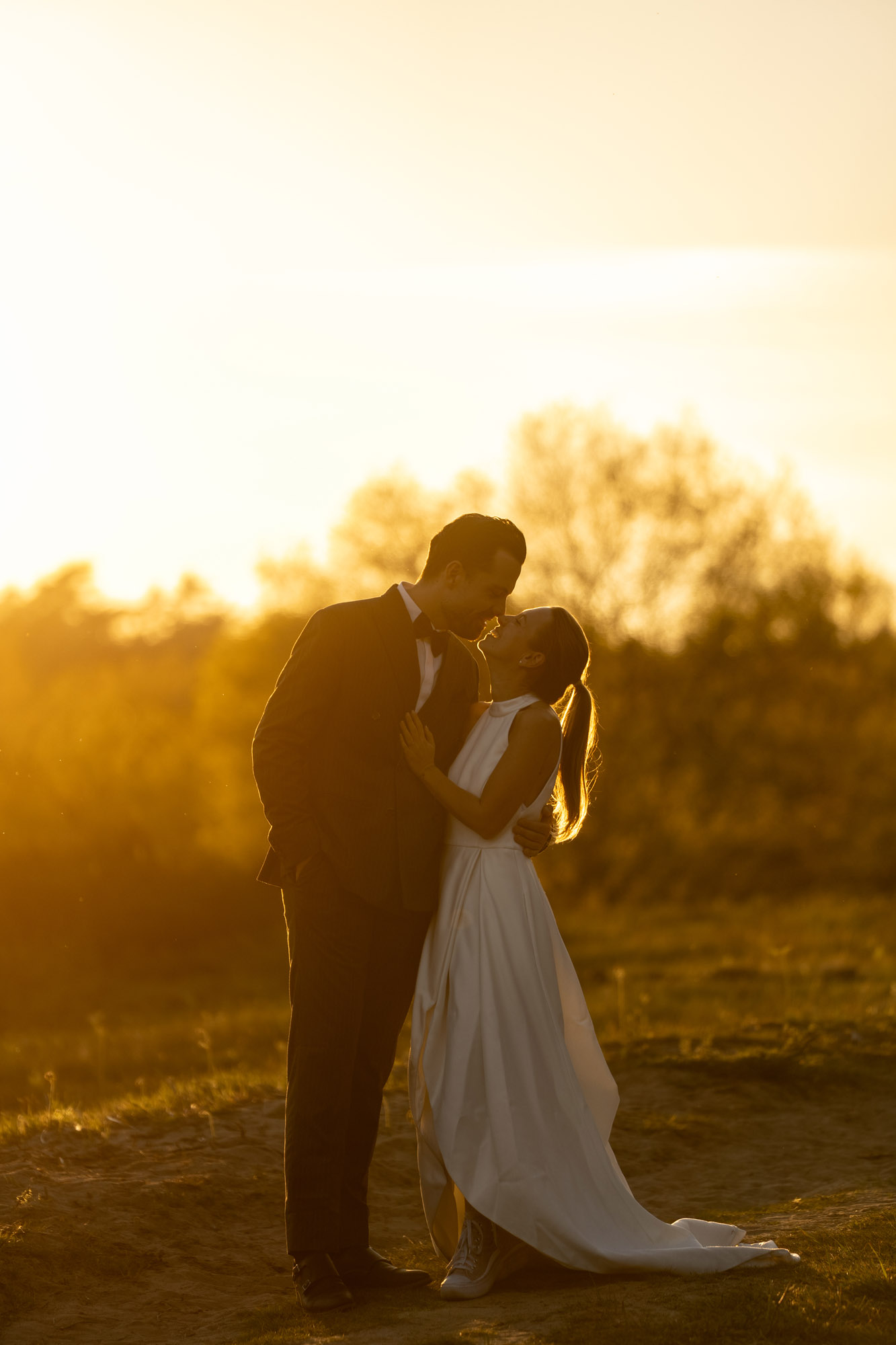 Brautpaar im Gegenlicht bei Sonnenuntergang, Hochzeit Köln Bonn