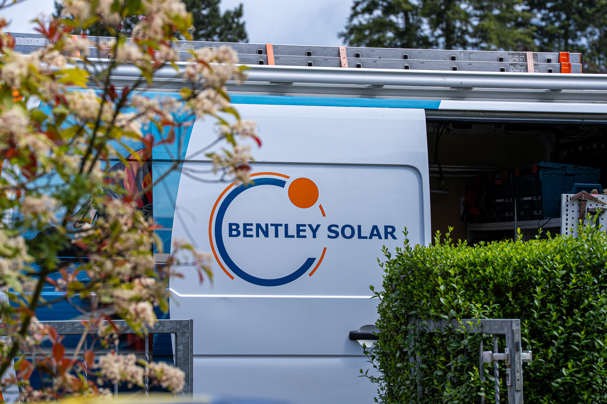 Firmenwagen von Bentley Solar mit Solarmodulen – Unternehmensreportage in Wiehl