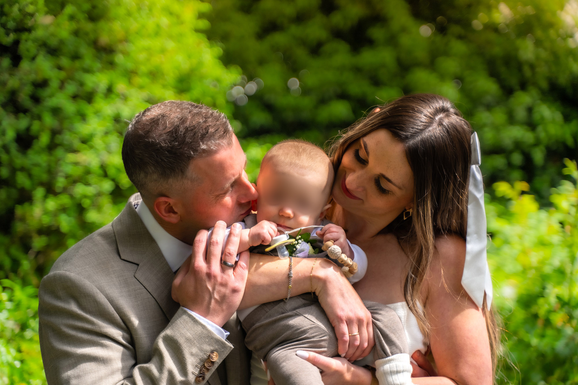 Brautpaar Julia und Miro mit ihrem Baby – Hochzeitsfotograf Rhein-Sieg-Kreis