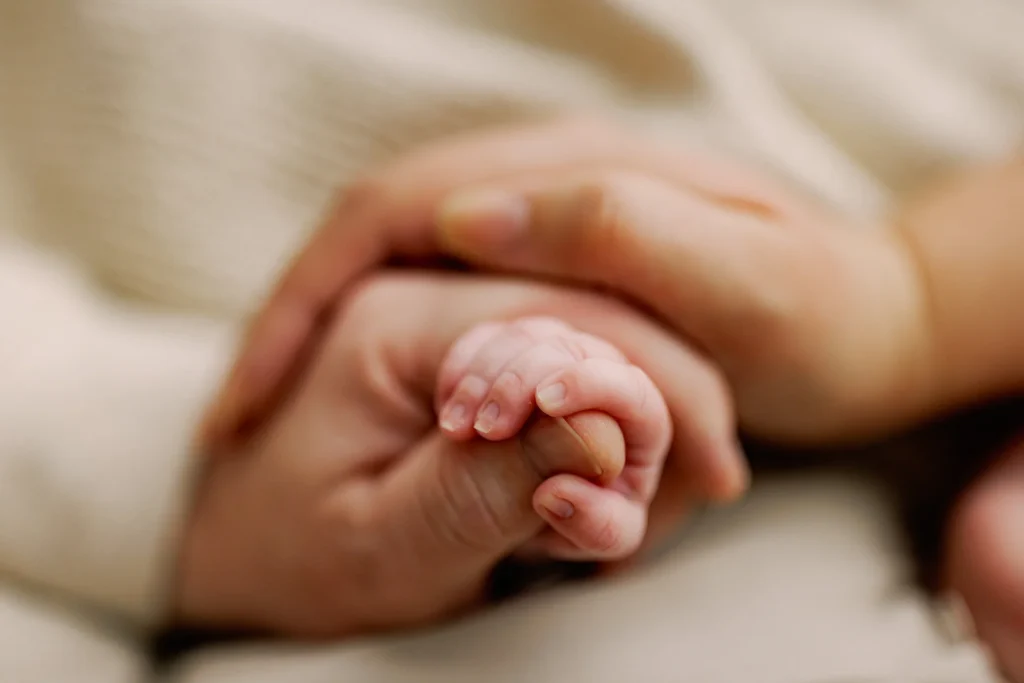 Newbornshooting – Babyhand in Elternhand
