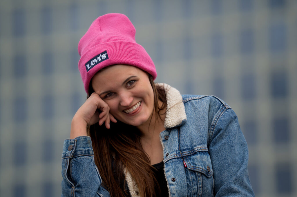 Portraitshooting – lachende Frau mit Mütze, Portraitfotograf Köln